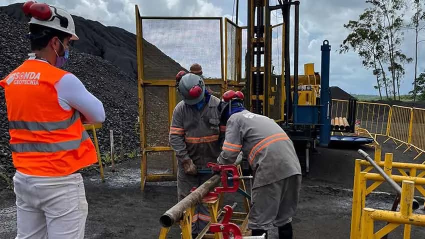 Equipe da Sonda Geotecnia opera sonda rotativa em investigação de campo