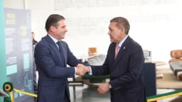 Presidente do TSE cumprimenta autoridade em evento institucional sobre o voto