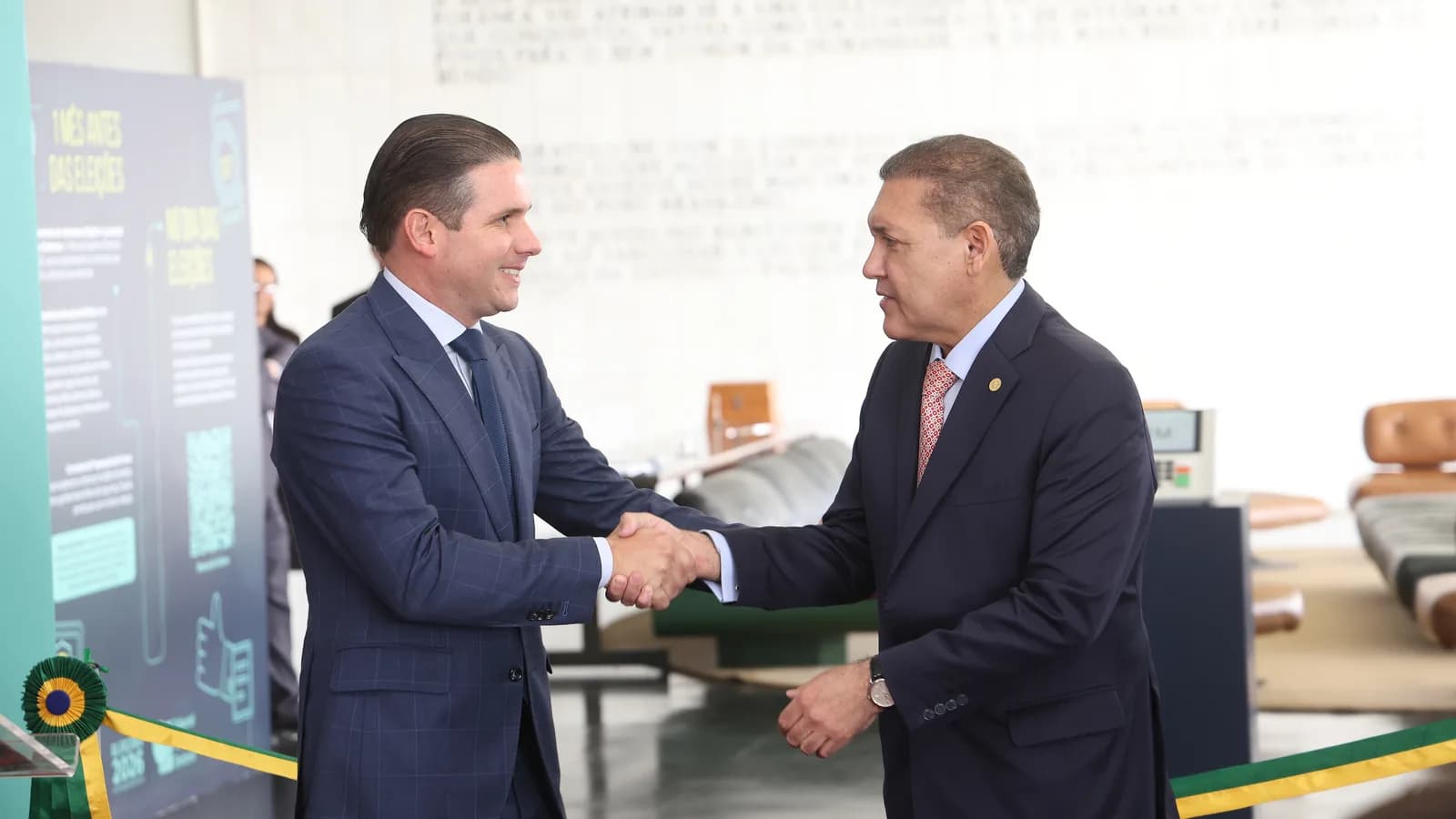Presidente do TSE cumprimenta autoridade em evento institucional sobre o voto