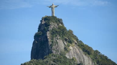Foto de arquivo: a estátua do Cristo Redentor no alto do morro do Corcovado, no Rio de Janeiro, vista de longe sob céu azul
