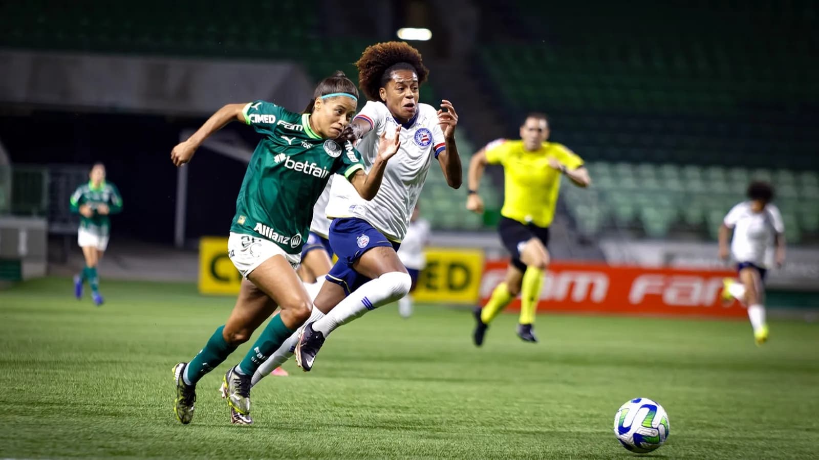 Jogadoras de Palmeiras e Bahia disputam a bola em jogo do Brasileirão Feminino