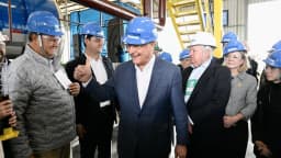 Autoridades e trabalhadores usam capacete durante visita a usina de biodiesel, em foto de arquivo