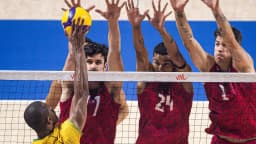 Jogadores da seleção brasileira de vôlei bloqueiam ataque em partida da Liga das Nações, foto de arquivo