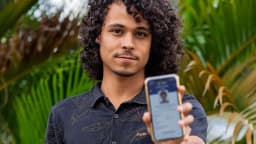 Jovem eleitor mostra o aplicativo e-Título aberto na tela do celular
