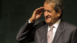 Valdemar Costa Neto em entrevista coletiva, com a mão próxima ao rosto