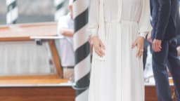 Alicia Silverstone usa um vestido longo branco durante evento em festival de cinema