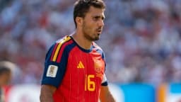 Rodri em campo com a camisa da seleção espanhola durante partida