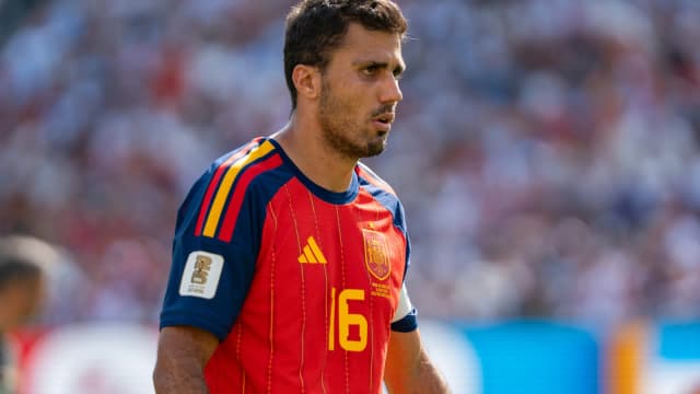 Rodri em campo com a camisa da seleção espanhola durante partida