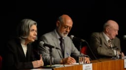 Ministra Cármen Lúcia participa de mesa de sessão formal, sentada com outras autoridades
