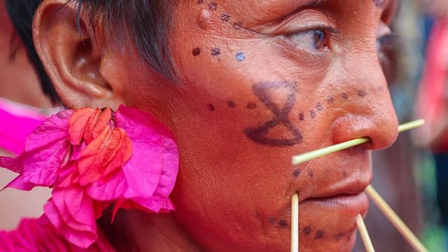 Retrato de indígena Yanomami, foto de arquivo usada para ilustrar a cobertura da saúde no território