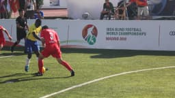 Jogador da seleção brasileira de futebol de cegos disputa a bola com adversário da China em jogo de arquivo do Mundial de 2018, em Madri