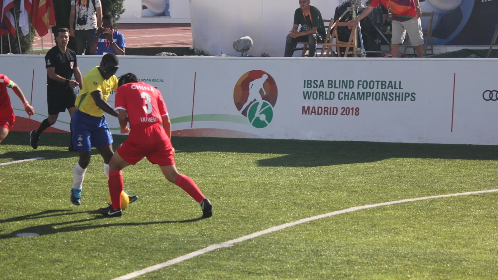 Jogador da seleção brasileira de futebol de cegos disputa a bola com adversário da China em jogo de arquivo do Mundial de 2018, em Madri