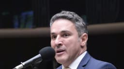 O deputado federal Luciano Zucco discursa ao microfone na tribuna da Câmara dos Deputados