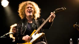 Guitarrista se apresenta em show noturno durante edição do Lollapalooza Brasil