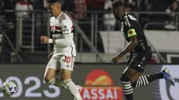 Jogador do São Paulo disputa jogada em campo durante partida do Campeonato Brasileiro