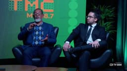 O superintendente regional do Trabalho em Minas Gerais, Carlos Calazans, gesticula com as duas mãos ao falar sobre a NR1 e o custo dos afastamentos do trabalho, ao lado do advogado Igor Rodrigues, no programa A Cidade É Sua, da TMC