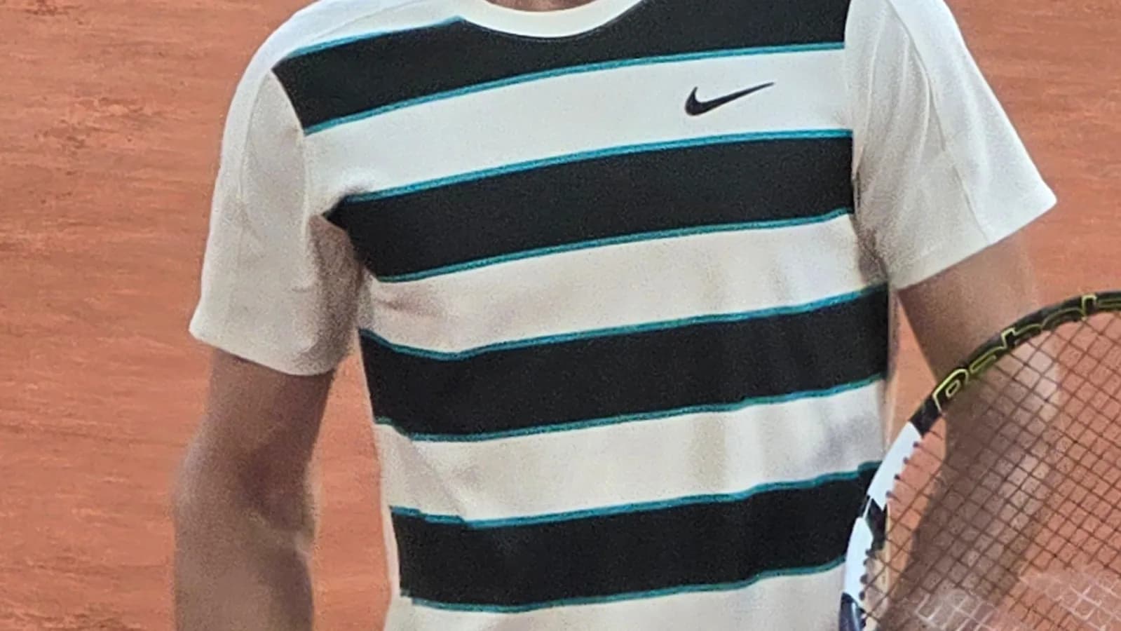 Carlos Alcaraz em quadra durante Roland Garros 2025, foto de arquivo
