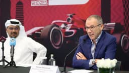 Stefano Domenicali ao lado de autoridade do Catar em coletiva de imprensa, foto de arquivo