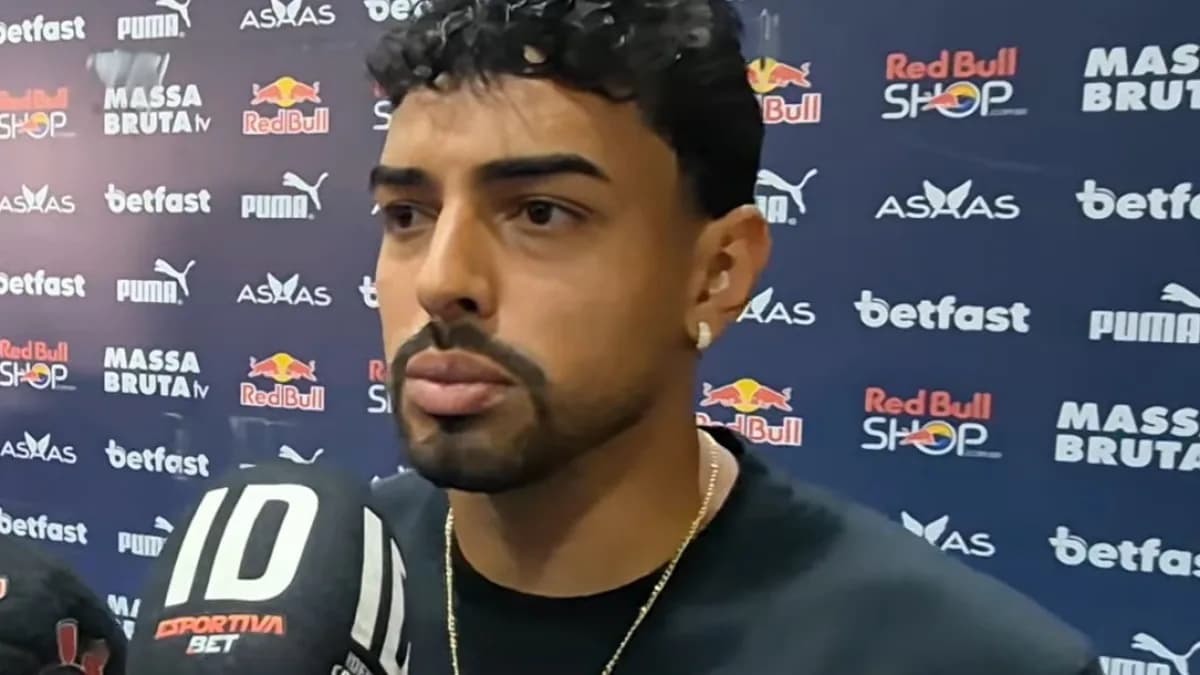 Matheus Bidu, lateral do Corinthians, concede entrevista após partida usando uniforme do clube