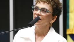A deputada e candidata ao Senado por Minas Gerais, Marília Campos, discursa ao microfone em plenário