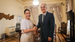 A governadora de Pernambuco, Raquel Lyra, cumprimenta autoridade em evento oficial no Palácio do Campo das Princesas