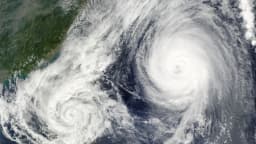 Imagem de satélite mostra dois ciclones tropicais espiralados sobre o oceano, em foto de arquivo da Nasa