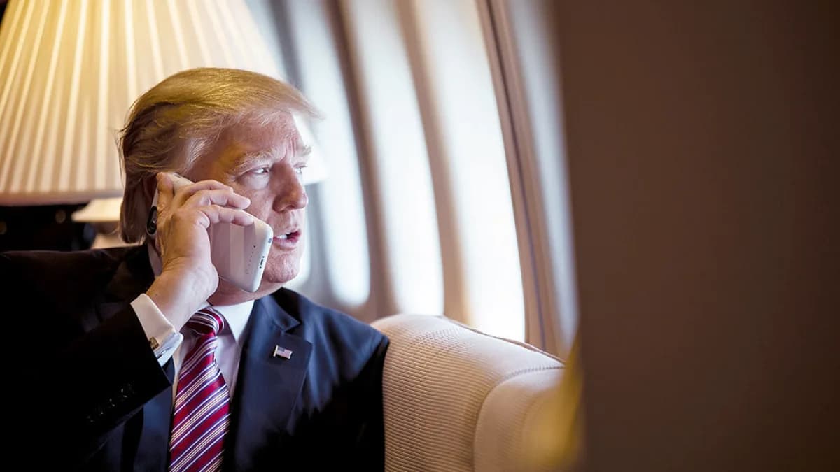 Donald Trump fala ao telefone em ambiente da Casa Branca