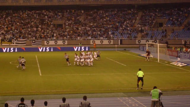 Jogador do Atlético Mineiro disputa lance em jogo contra o Botafogo, em foto de arquivo do clube