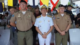 Oficiais da Polícia Militar de Alagoas em cerimônia, ao lado de oficial da Marinha, foto de arquivo