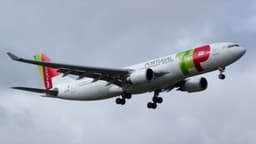 Airbus A330 da TAP Air Portugal com prefixo CS-TON, o mesmo do voo que declarou emergência, em aproximação para pouso no aeroporto de Lisboa, em imagem de arquivo