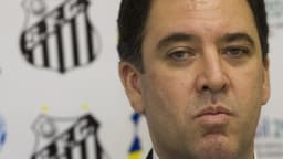 O presidente do Santos, Marcelo Teixeira, com o escudo do clube ao fundo