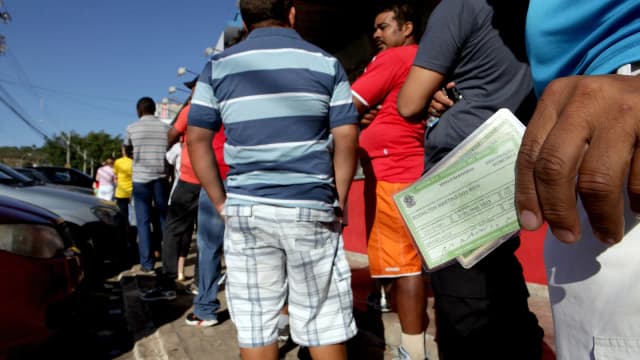 Eleitores aguardam em fila em zona eleitoral de Brasília