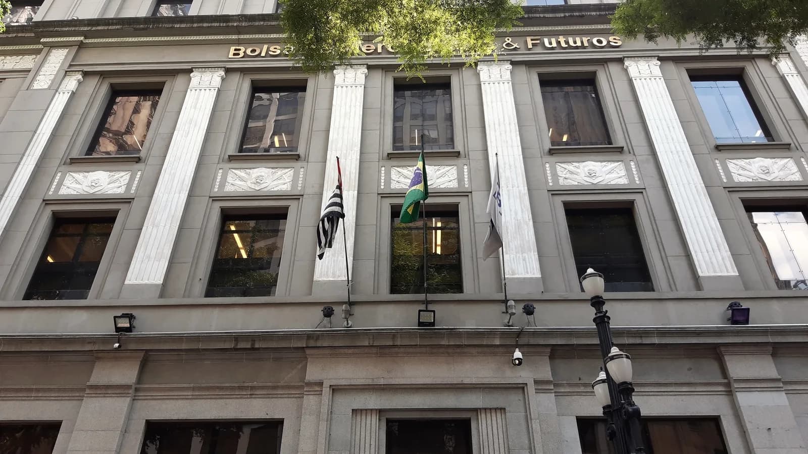 Fachada do prédio histórico da Bolsa de Mercadorias & Futuros, sede da B3, em São Paulo