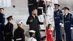 Mauricio Ruffy desce escadaria cercado por guarda de honra militar durante evento do UFC nos Estados Unidos