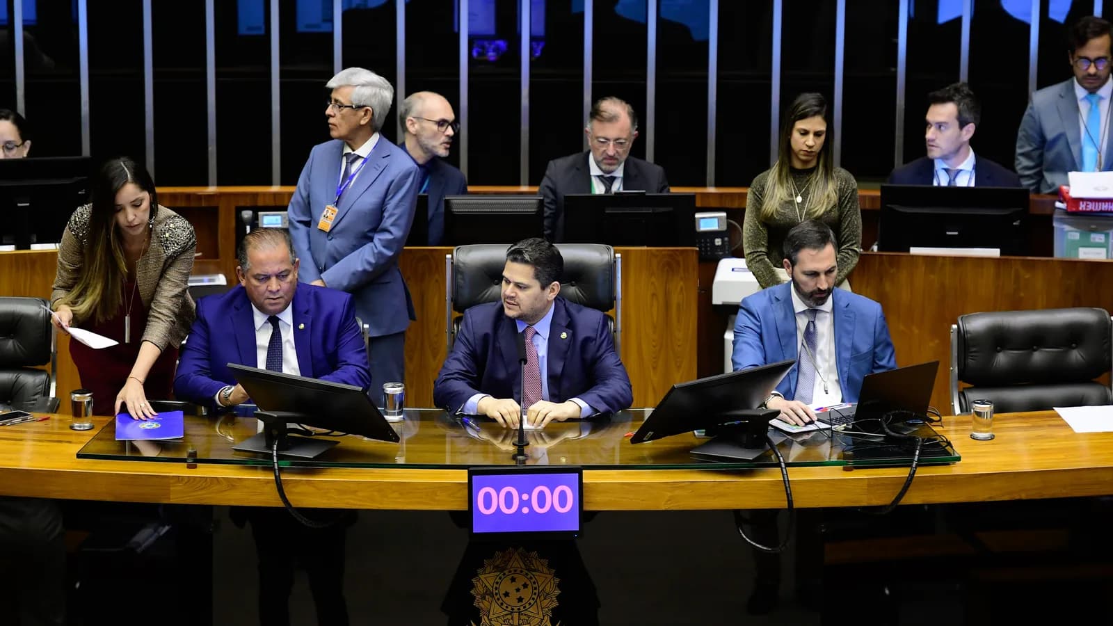 Parlamentares reunidos no plenário em sessão conjunta do Congresso Nacional, em Brasília