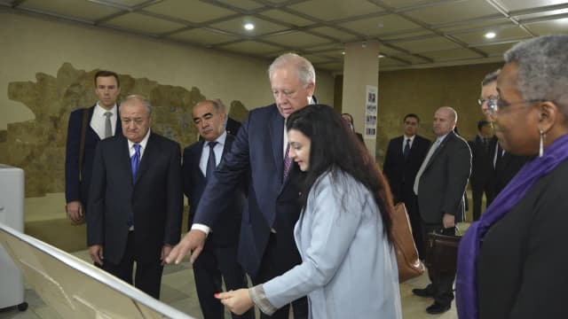 Thomas Shannon, de terno escuro, ao lado de autoridades durante visita oficial a museu