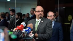 Mateus Simões concede entrevista coletiva cercado de microfones de emissoras de TV, no Senado Federal