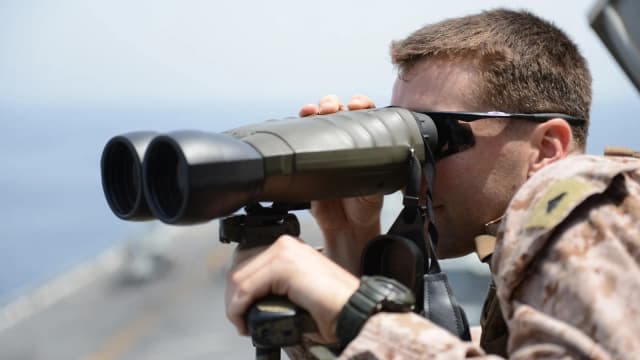 Militar dos Estados Unidos observa com binóculos a bordo de navio no Estreito de Bab el-Mandeb, no Mar Vermelho (foto de arquivo)