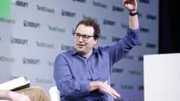 Dario Amodei, CEO da Anthropic, gesticula durante entrevista no TechCrunch Disrupt