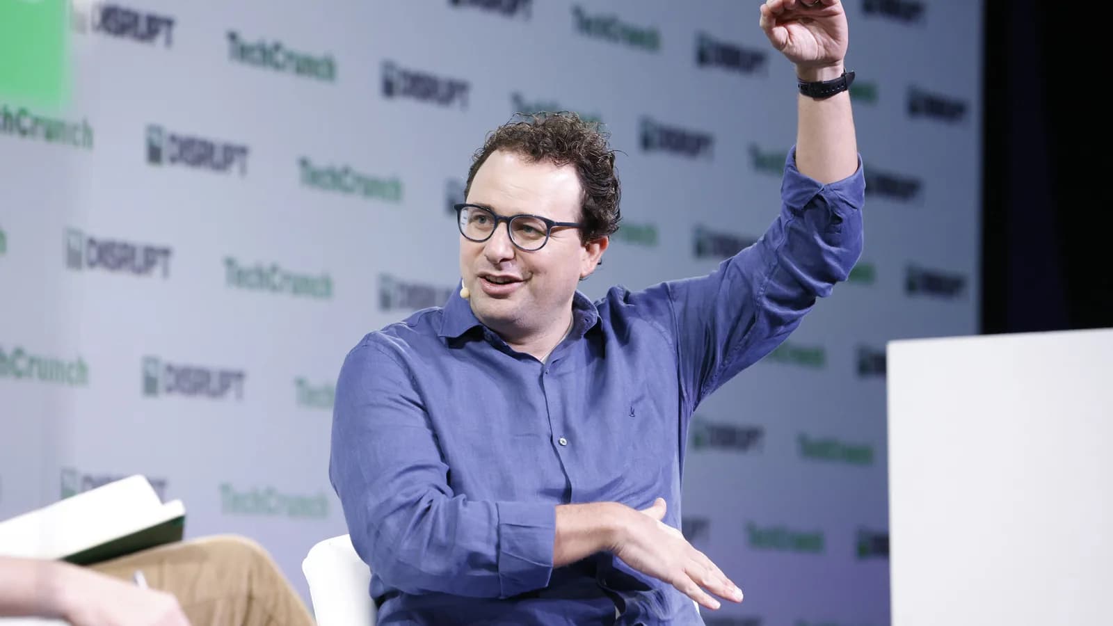 Dario Amodei, CEO da Anthropic, gesticula durante entrevista no TechCrunch Disrupt
