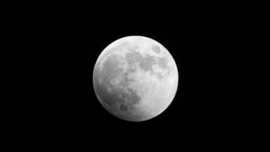 Lua durante fase de eclipse lunar, foto ilustrativa