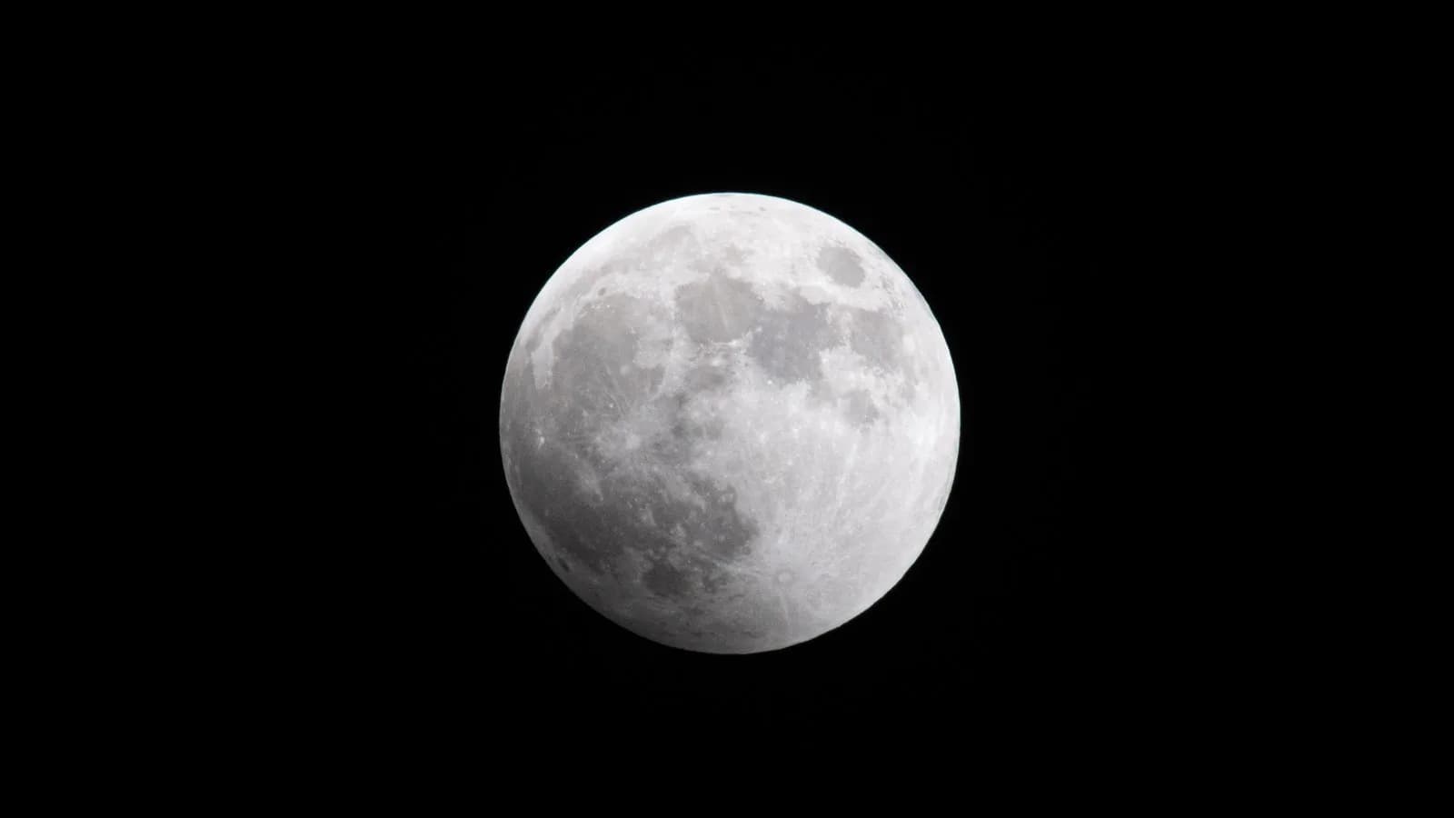 Lua durante fase de eclipse lunar, foto ilustrativa