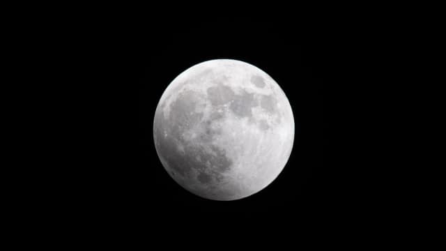 Lua durante fase de eclipse lunar, foto ilustrativa