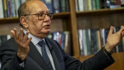 O ministro Gilmar Mendes gesticula durante entrevista em seu gabinete