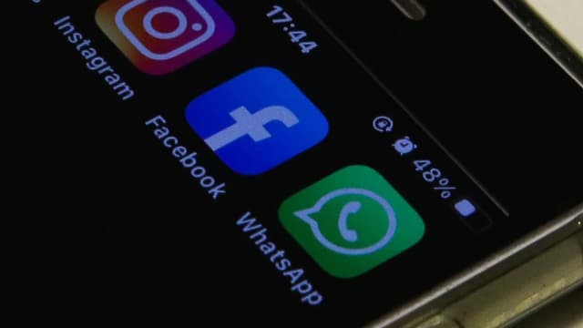 Celular com os ícones dos aplicativos Instagram, Facebook e WhatsApp na tela