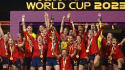 Seleção espanhola de futebol feminino celebra título mundial com medalhas e taça (foto de arquivo da conquista de 2023)