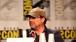 Ator Stephen Root em painel de convenção (foto de arquivo, Comic-Con 2011)