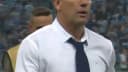 Renato Gaúcho à beira do gramado da Arena do Grêmio, de terno branco e gravata, em jogo do clube