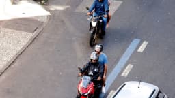 Motociclistas de aplicativo no trânsito