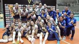 Jogadoras do Gerdau Minas comemoram título em quadra de vôlei, foto de arquivo